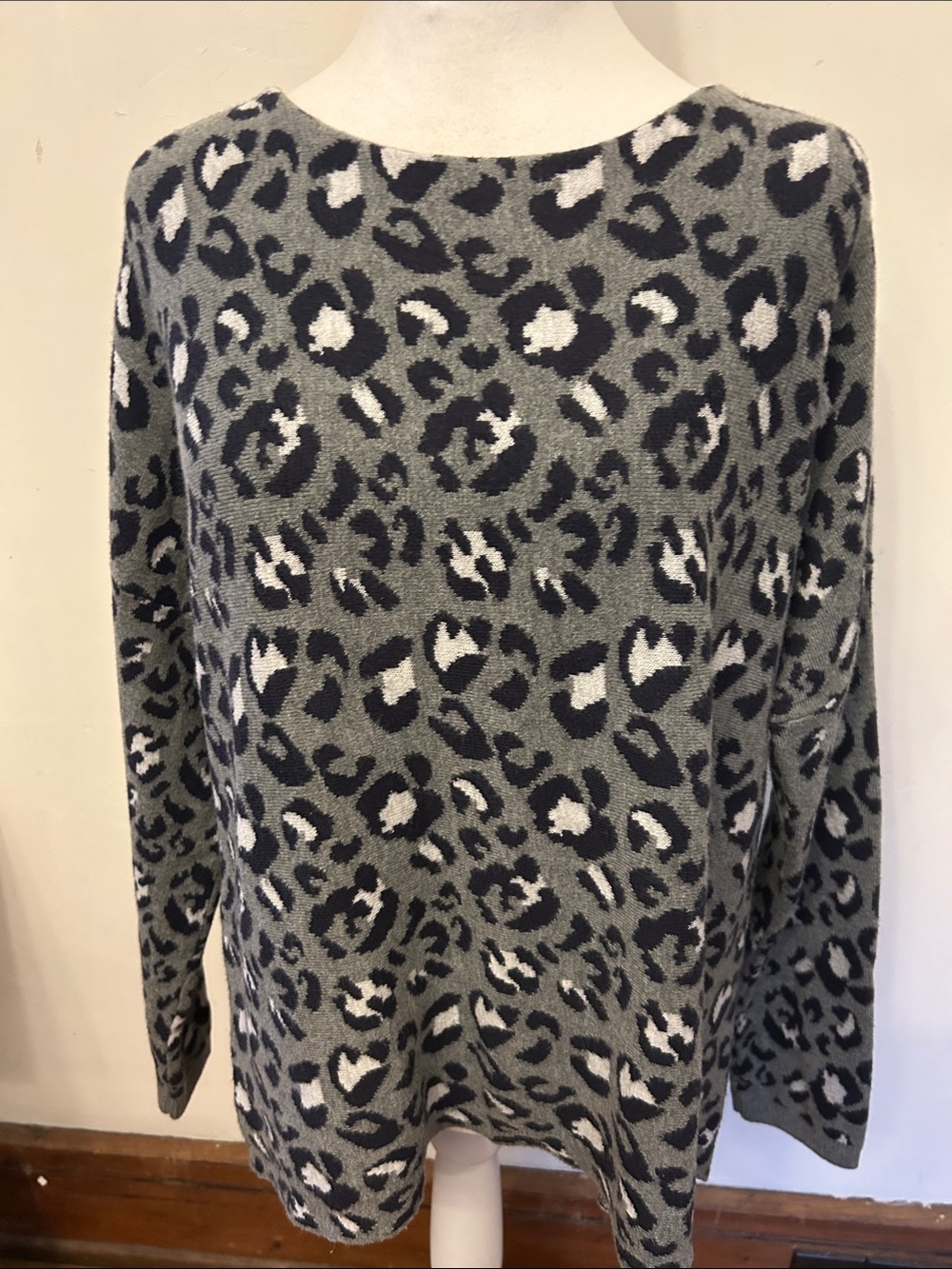 Loft Gray Leopard Print Women’s SweaterSize M EUC
